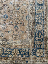Load image into Gallery viewer, Vintage Turkish Rug 6’9” x 10’4”