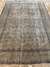 Load image into Gallery viewer, Vintage Mahal 7’1” x 9’10”