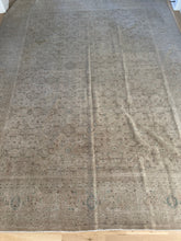 Load image into Gallery viewer, Antique Mahal 9’9” x 12’7”