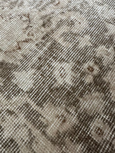 Load image into Gallery viewer, Vintage Turkish 6’4” x 9’6”