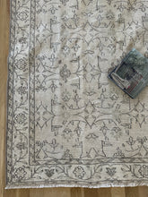 Load image into Gallery viewer, Vintage Turkish 5’9” x 9’3”