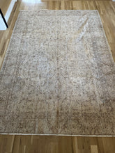 Load image into Gallery viewer, Vintage Turkish 6’11” x 9’9”