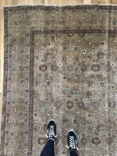 Load image into Gallery viewer, Vintage Mahal 7’1” x 9’10”