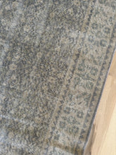 Load image into Gallery viewer, Vintage Turkish 3’10” x 7’