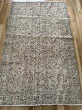 Load image into Gallery viewer, Vintage Turkish 4’1” x 6’8”