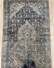 Load image into Gallery viewer, Vintage 3’2” x 5’2” scatter rug