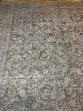 Load image into Gallery viewer, Vintage Large Area Rug 9’5” x 12’5”