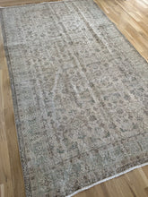 Load image into Gallery viewer, Vintage Turkish 5’7” x 9’5”