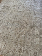 Load image into Gallery viewer, Vintage Turkish Rug