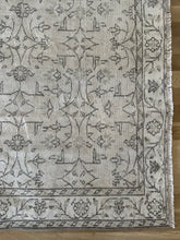 Load image into Gallery viewer, Vintage Turkish 5’9” x 9’3”