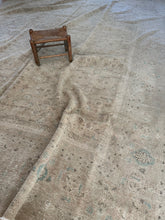 Load image into Gallery viewer, Antique Mahal 9’9” x 12’7”