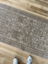 Load image into Gallery viewer, Vintage Heriz 2’11” x 12’11”