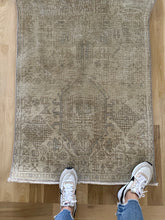 Load image into Gallery viewer, Vintage Heriz Runner 2’ 8.5” x 12’5”