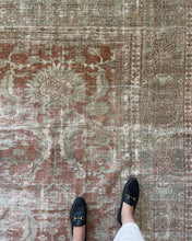 Load image into Gallery viewer, Antique Mahal 8’5” x 11’1”