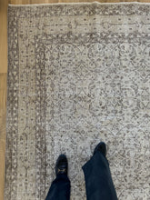 Load image into Gallery viewer, Vintage Turkish 6’11” x 10’1”