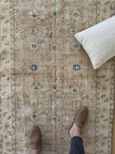 Load image into Gallery viewer, Vintage Turkish 3’ x 11’3”