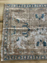 Load image into Gallery viewer, Vintage runner 2’10” x 9’4”