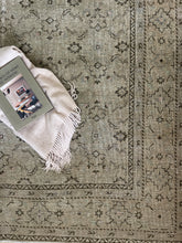 Load image into Gallery viewer, Vintage Mahal 7’6” x 10’3”