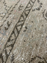 Load image into Gallery viewer, Vintage Mahal 7’6” x 10’3”