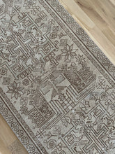 Load image into Gallery viewer, Vintage Heriz 2’11” x 12’11”