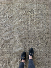 Load image into Gallery viewer, Antique Mahal 9’1” x 11’7”