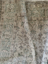 Load image into Gallery viewer, Vintage Turkish 5’7” x 9’5”