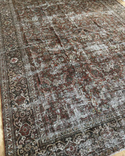 Load image into Gallery viewer, Antique Mahal 8’10” x 11’9”