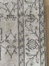 Load image into Gallery viewer, Vintage Turkish 5’9” x 9’3”