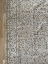 Load image into Gallery viewer, Vintage Turkish 6’11” x 9’7”