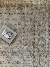 Load image into Gallery viewer, Vintage Kirman 7’9” x 10’4”