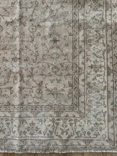 Load image into Gallery viewer, Vintage Turkish 6’11” x 9’7”