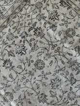 Load image into Gallery viewer, Vintage Turkish 6’5” x 10’1”