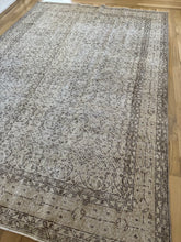 Load image into Gallery viewer, Vintage Turkish 6’11” x 10’1”