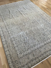 Load image into Gallery viewer, Vintage Hereke 6’6” x 9’6”