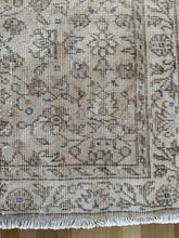 Load image into Gallery viewer, Vintage Turkish 3’2” x 7’7”