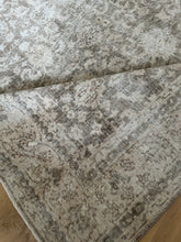 Load image into Gallery viewer, Vintage Turkish 6’4” x 9’6”