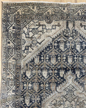 Load image into Gallery viewer, Vintage 3’2” x 5’2” scatter rug