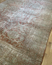 Load image into Gallery viewer, Antique Mahal 8’5” x 11’1”