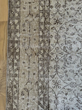 Load image into Gallery viewer, Vintage Turkish 6’11” x 10’1”