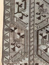 Load image into Gallery viewer, Vintage Anatolian Milas rug 4’2” x 6’11” — close-up of narrow border and geometric motifs
