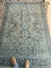 Load image into Gallery viewer, Antique Mahal 4’4” x 6’7”
