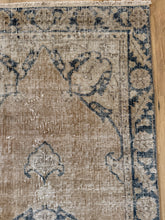 Load image into Gallery viewer, Vintage Turkish 2’6” x 11’4”
