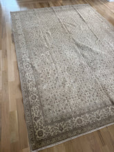 Load image into Gallery viewer, Vintage Kayseri 6’6” x 9’1”
