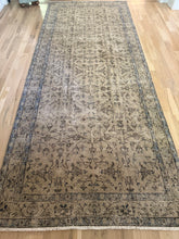Load image into Gallery viewer, Vintage Turkish Gallery Rug 4’9” x 11’10”
