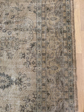 Load image into Gallery viewer, Vintage Turkish 9’8” x 13’
