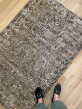 Load image into Gallery viewer, Antique Mahal 3’5” x 5’5”
