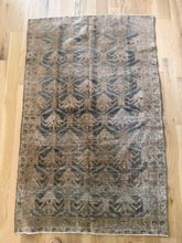 Load image into Gallery viewer, Antique Malayer 2’9” x 4’4”

