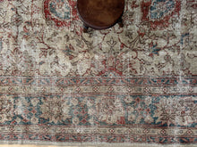 Load image into Gallery viewer, Vintage Turkish 8’ x 10’1”
