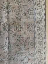 Load image into Gallery viewer, Vintage Turkish 3’1” x 12’11”
