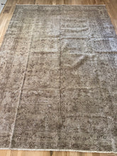Load image into Gallery viewer, Vintage Turkish 7’5” x 10’
